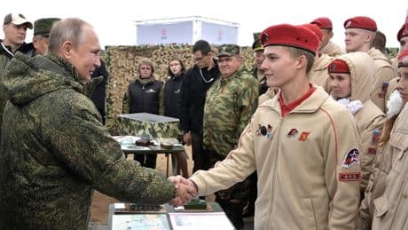 Rusia adoctrina a niños ucranianos para luchar contra sus compatriotas: "Nos llevaban a un polígono y nos hacían reptar con AK-47 de madera"