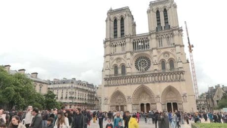 "Un symbole de paix et de bonté": à Notre-Dame de Paris, croyants et touristes choqués et attristés par la mort du pape