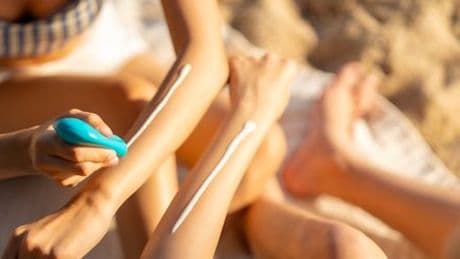 Sonnencreme: Das ist dran an den TikTok-Mythen
