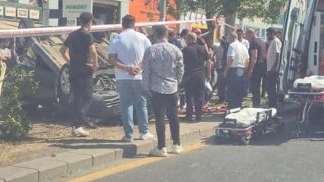 Sürücüsünün kontrolünden çıktı, refüje devrildi: Ankara'da trafik kazası