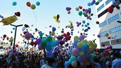 İzmir’de balonlar kanser tedavisi gören çocuklar için uçturuldu