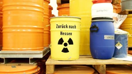 Lager für radioaktive Abfälle: Mit Panzersperre und Dekon-Zug