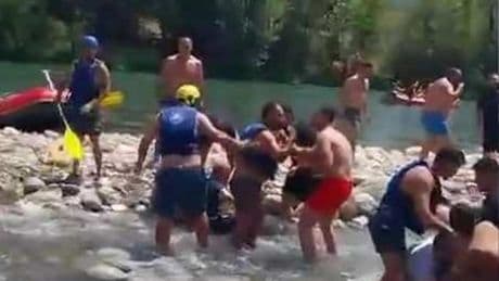 Antalya'da "Can yeleği giyme" tartışması! Yumruk, tekme ve kürekler havada uçuştu