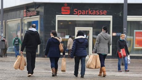 Großer Überblick - Banken kassierten zu viel! So gibt’s Geld zurück