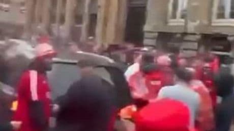 Así comenzó el atropello masivo en Liverpool: gran caravana, maniobras erráticas y una reacción violenta de los hinchas