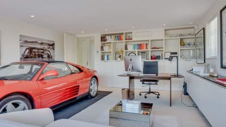 In deze villa aan de Vecht van 3,5 miljoen euro parkeer je je Ferrari lekker naast je bureau