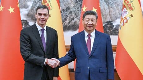 Sánchez con Xi y Ayuso con Noboa, extrañas amistades y curiosas coincidencias