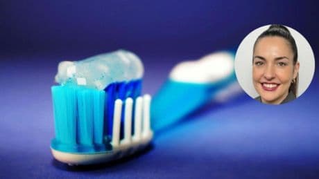 Janira Sánchez, dentista: ''Si usas un cepillo con cabezal irregular, no limpiará bien y dejará zonas con placa bacteriana. Usa un cepillo suave y de corte recto''