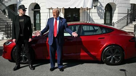 Schlammschlacht geht weiter - Wut auf Musk! Jetzt will Trump seinen Tesla verkaufen
