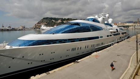 El príncipe heredero de Dubái presume en Marbella de su yate valorado en 200 millones