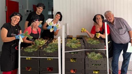 Una ONG nacida en pandemia cocina 4.500 menús semanales para los 'sintecho' en Alicante