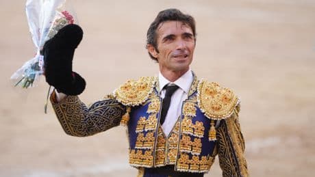 Un puñado de naturales de Fernando Robleño para decir adiós con honor en la deshonrosa adolfada de Las Ventas