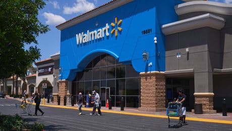 Walmart subirá sus precios este mes y en verano por los aranceles de Trump