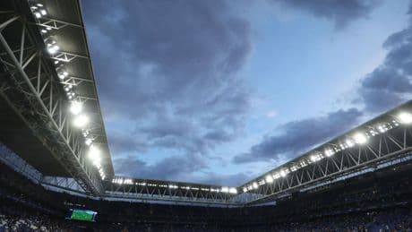 Atropello masivo de aficionados del Espanyol antes del derbi con el Barça en el RCDE Stadium