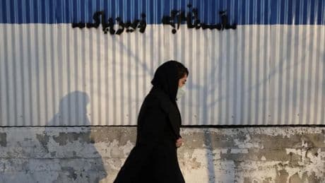 Irán paraliza "por el momento" la ley que impondría nuevas penas de prisión a las mujeres que no lleven hiyab en público