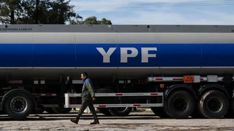 Argentina logra un respiro en el juicio por la expropiación de YPF y evita caer en desacato ante la justicia estadounidense