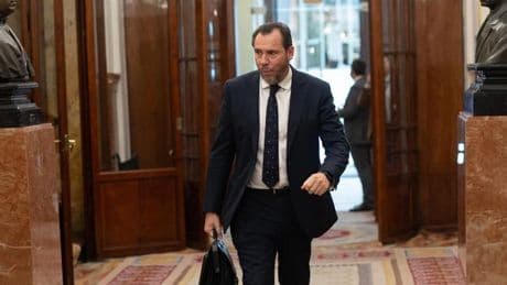 Santos Cerdán habría intentado introducir a dos personas de Acciona en el Ministerio ya dirigido por Puente: "Óscar sí le escucha ¿Vale?"