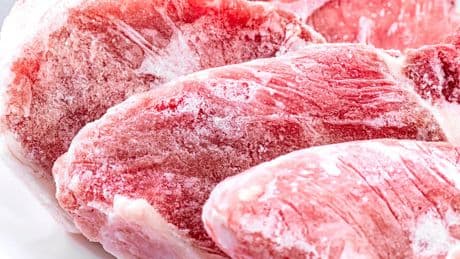El error que todos cometemos al descongelar la carne fuera de la nevera: "Es un problema muy grave"
