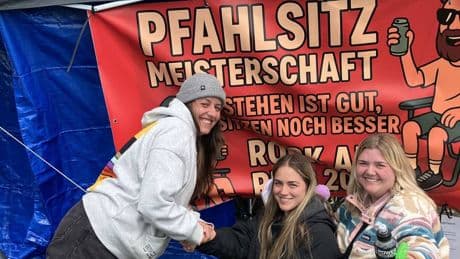 Rock am Ring 2025: Limbo, Pfahlsitzen und Flunkyball – Wie Festivalbesucher dem Matsch trotzen