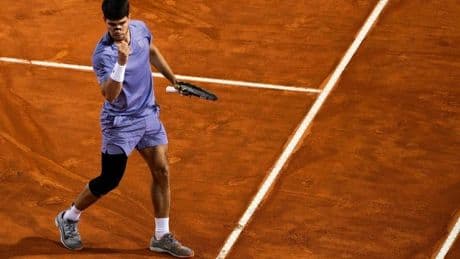 Alcaraz avanza a trompicones a octavos de final en Roma