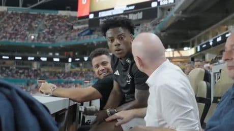 La escena más surrealista del estreno del Mundial de Clubes: Infantino cede su asiento de presidente de la FIFA al &#039;youtuber&#039; Speed