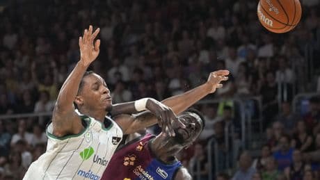 El Unicaja responde al Barça con una paliza en el Palau