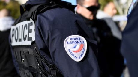 Antibes: des policiers victimes d'une tentative d'agression au couteau devant le commissariat