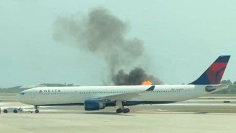 Triebwerk plötzlich in Flammen - 282 Passagiere aus brennendem Flugzeug evakuiert