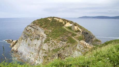 Una espectacular ruta de senderismo entre acantilados, cuevas marinas y miradores en Galicia