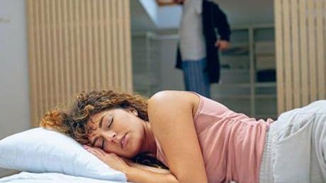 Son yıllarda çok popüler! Ayrı uyumak çiftleri mutlu ediyor mu?