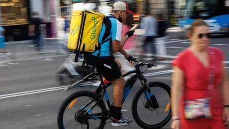 Multa de 847.000 euros a Glovo por emplear a extranjeros sin permiso de trabajo en España