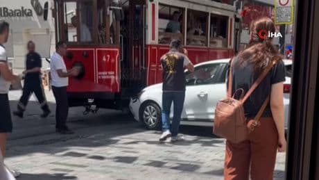 İstiklal Caddesi'nde ilginç olay! Nostaljik tramvaya çarptı