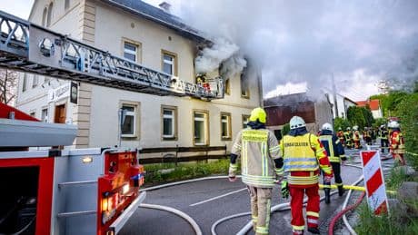 Tote bis zur Unkenntlichkeit verbrannt - Zwei Leichen nach Wohnungsbrand entdeckt