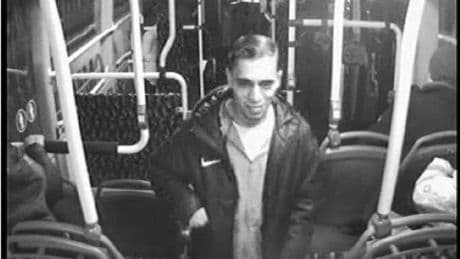 Reizgas versprüht: Wer kennt diesen jungen Mann?