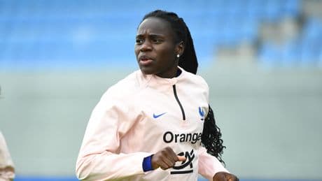 Euro féminin : la capitaine des Bleues, Griedge Mbock, enfin rétablie avant les quarts de finale