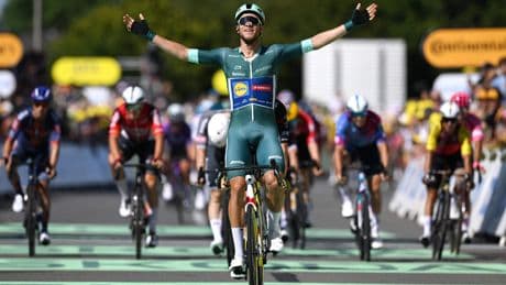 Jonathan Milan verslaat Wout van Aert in massasprint en wint achtste etappe in Tour de France