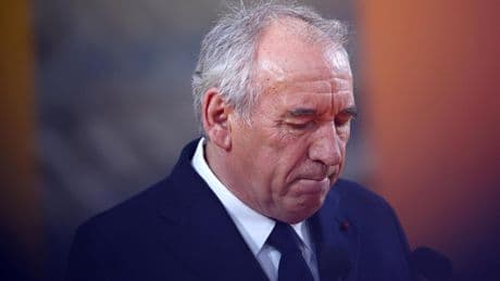 ¿Renovación, dimisión o elecciones? Las tres (malas) salidas de Macron si cae su primer ministro en Francia