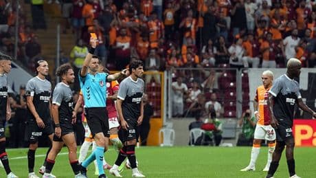 Genç futbolcudan Süper Lig'e talihsiz başlangıç: İlk maçtan kırmızı kart!