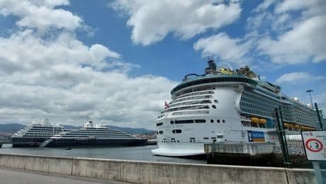 Tres cruceros llenan Getxo de 7.000 personas en el mejor día de la temporada