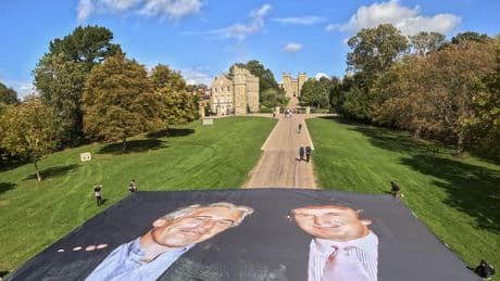 Des photos de Donald Trump avec Jeffrey Epstein projetées sur le château de Windsor