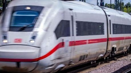 Jugendliche fahren auf ICE-Kupplung mit – Polizei bringt „Trainsurfer“ zurück zu den Eltern