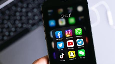 Coup de frein sur le marché publicitaire, ébranlé par l'incertitude mondiale