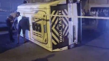 Sultanbeyli'de otomobil ile servis minibüsü çarpıştı: 10 yaralı