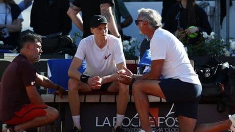Sinner, colpo di scena prima di Wimbledon: via due membri del suo staff