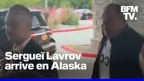 Le ministre russe des Affaires étrangères arrive en Alaska avec un pull floqué "URSS"