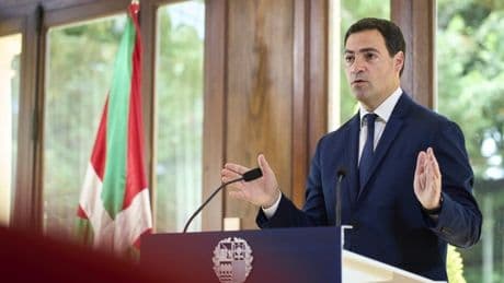 Pradales recuerda a Aznar que su abuelo «firmaba como Imanol». «A ambos nos podrían llamar catetos»