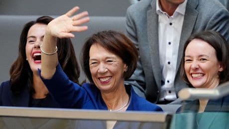 Im Bundestag - Merz’ Familie strahlt auf der Besuchertribüne