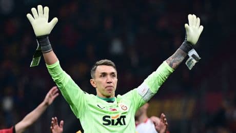 Muslera, Bülent Korkmaz'ı yakalayıp tarihe geçti! Lig'de şampiyonluk gelirse rekorun tek sahibi olacak