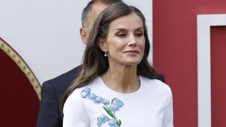 Letizia recupera uno de sus vestidos de primavera favoritos en el gran desfile del Día de las Fuerzas Armadas