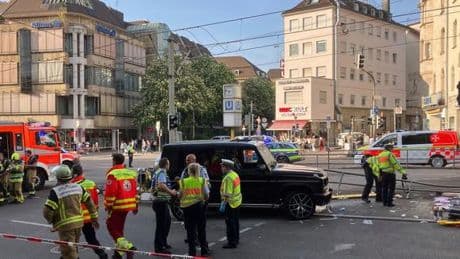 Allemagne : une voiture fonce dans la foule à Stuttgart, faisant plusieurs blessés ; « aucune preuve d’un attentat ou d’un acte délibéré », selon la police